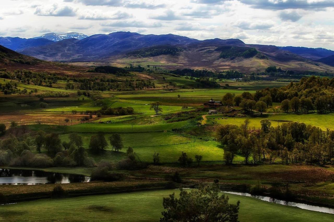 Spectacular Mountain View Ecopod Villa Newtonmore Kültér fotó